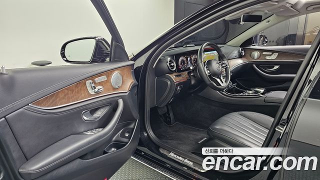 Mercedes-Benz E-Class E300 4MATIC Exclusive