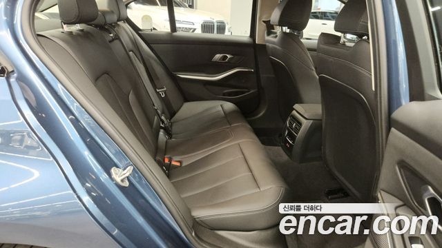 BMW 3-Series 320i