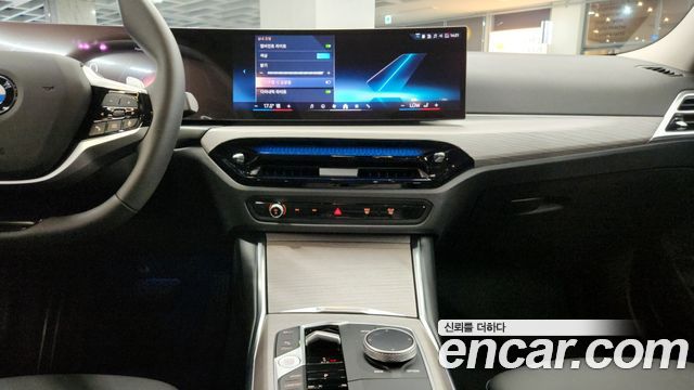 BMW 3-Series 320i
