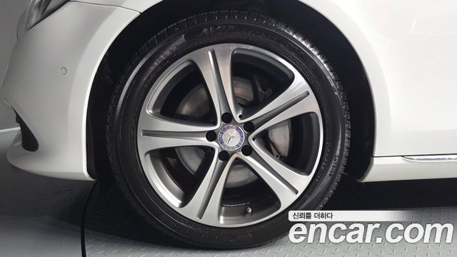 Mercedes-Benz E-Class E300 4MATIC Avnatgarde