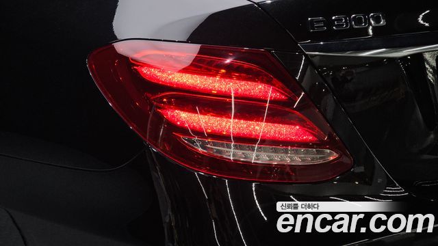 Mercedes-Benz E-Class E300 4MATIC Exclusive