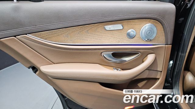 Mercedes-Benz E-Class E300 4MATIC Exclusive