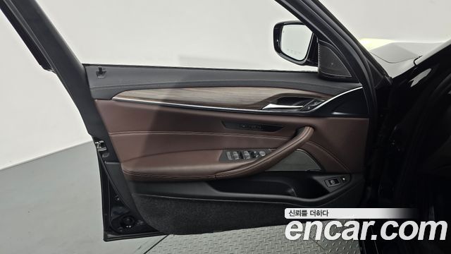 BMW 5-Series 530e Luxury