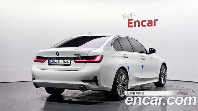 BMW 3-Series 320i Luxury