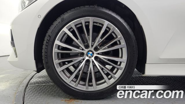 BMW 3-Series 320i Luxury