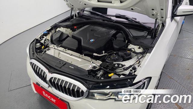 BMW 3-Series 320i Luxury