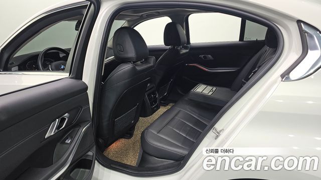 BMW 3-Series 320i Luxury