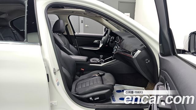 BMW 3-Series 320i Luxury