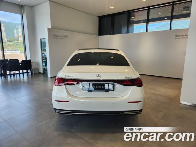 Mercedes-Benz E-Class E300 4MATIC Exclusive