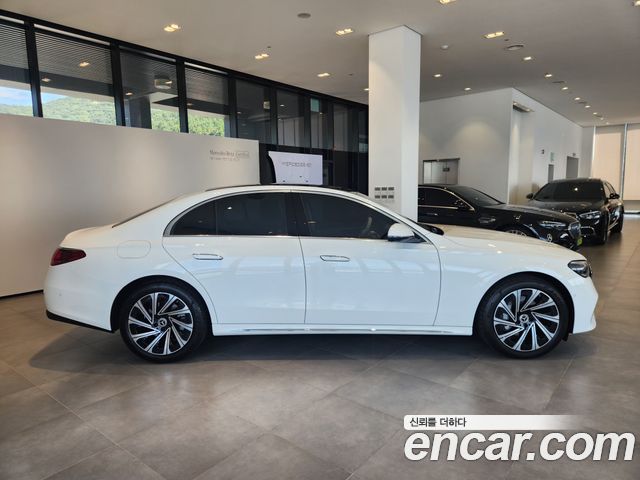 Mercedes-Benz E-Class E300 4MATIC Exclusive