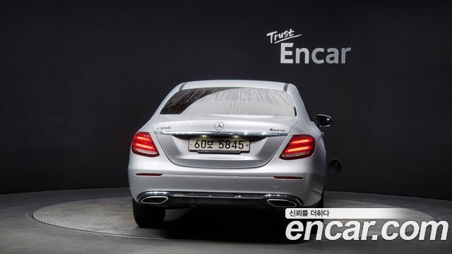 Mercedes-Benz E-Class E300 4MATIC Exclusive