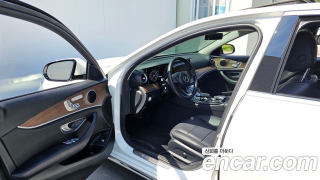 Mercedes-Benz E-Class E300 4MATIC Exclusive