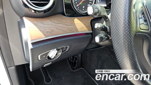 Mercedes-Benz E-Class E300 4MATIC Exclusive