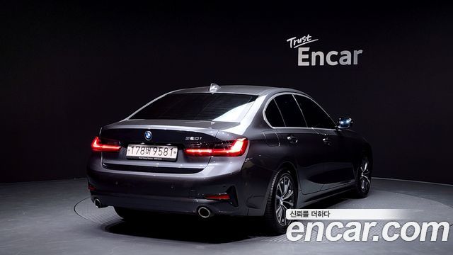BMW 3-Series 320i