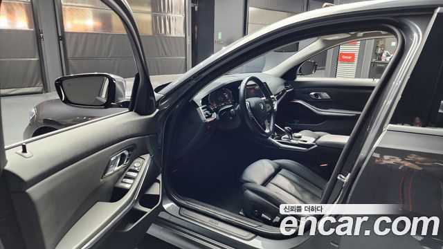 BMW 3-Series 320i