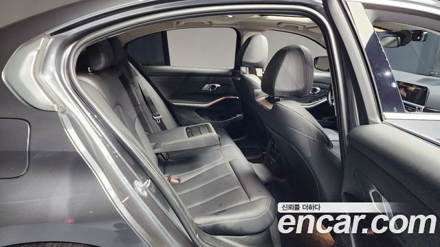 BMW 3-Series 320i