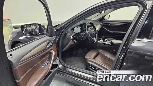BMW 5-Series 530i xDrive Luxury Plus
