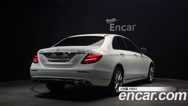Mercedes-Benz E-Class E300 4MATIC Exclusive Standard