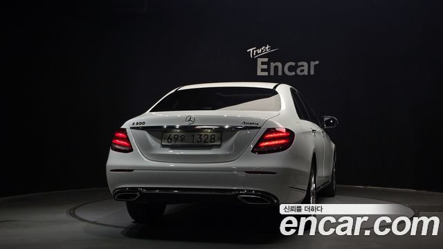 Mercedes-Benz E-Class E300 4MATIC Exclusive Standard