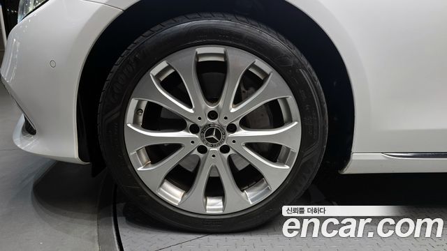Mercedes-Benz E-Class E300 4MATIC Exclusive Standard
