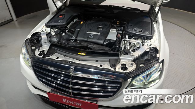 Mercedes-Benz E-Class E300 4MATIC Exclusive Standard