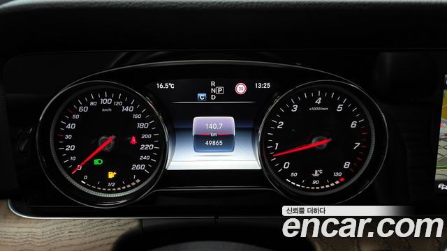 Mercedes-Benz E-Class E300 4MATIC Exclusive Standard