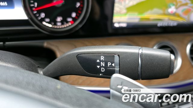 Mercedes-Benz E-Class E300 4MATIC Exclusive Standard