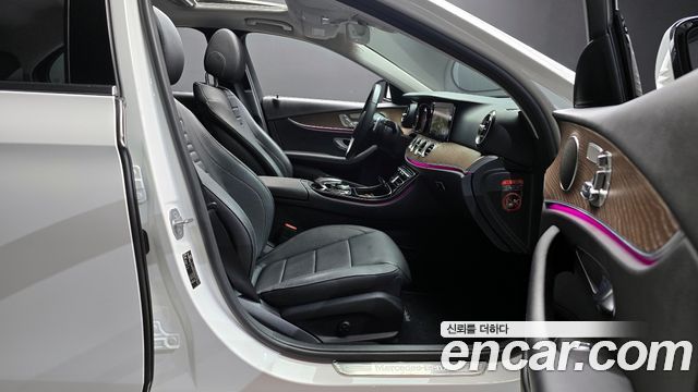 Mercedes-Benz E-Class E300 4MATIC Exclusive Standard