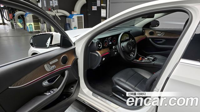 Mercedes-Benz E-Class E300 4MATIC Exclusive Standard