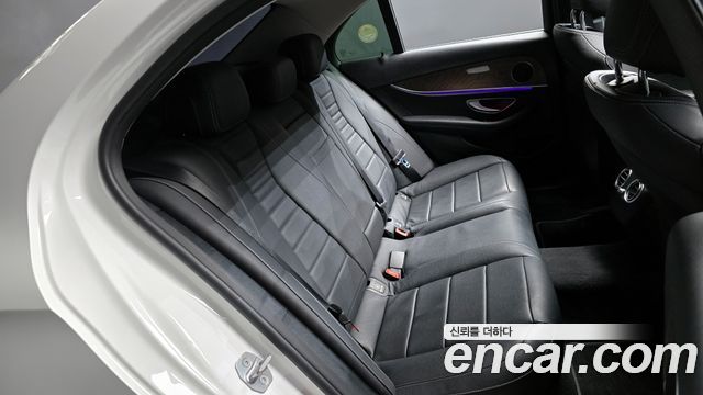 Mercedes-Benz E-Class E300 4MATIC Exclusive Standard