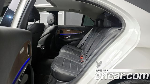 Mercedes-Benz E-Class E300 4MATIC Exclusive Standard
