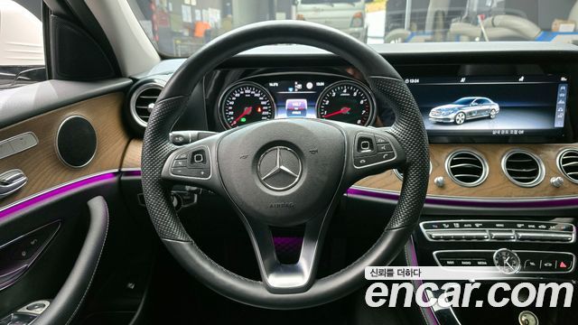 Mercedes-Benz E-Class E300 4MATIC Exclusive Standard