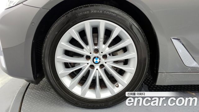 BMW 5-Series 520i Luxury
