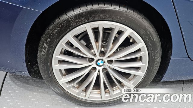 BMW 3-Series 320i Luxury