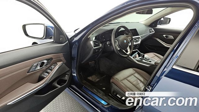 BMW 3-Series 320i Luxury