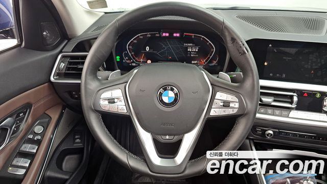 BMW 3-Series 320i Luxury