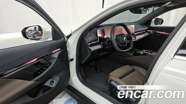 BMW 5Series (G60) 520i