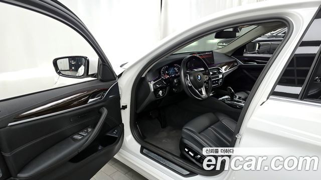 BMW 5-Series 520i Luxury