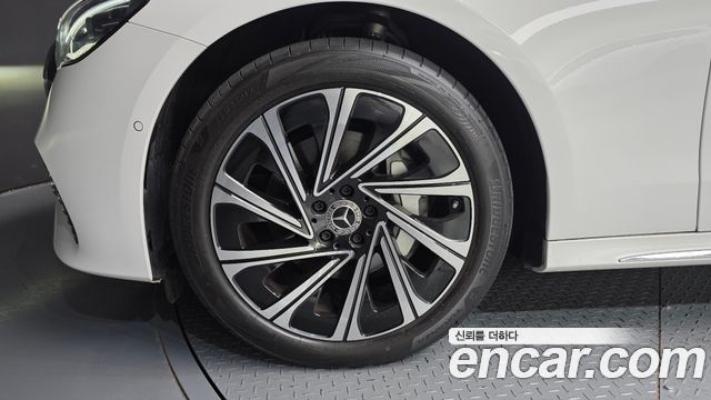 Mercedes-Benz E-Class E300 4MATIC Exclusive