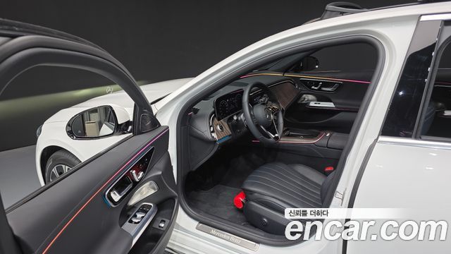 Mercedes-Benz E-Class E300 4MATIC Exclusive