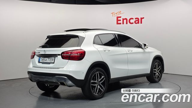 Mercedes-Benz GLA-Class GLA220