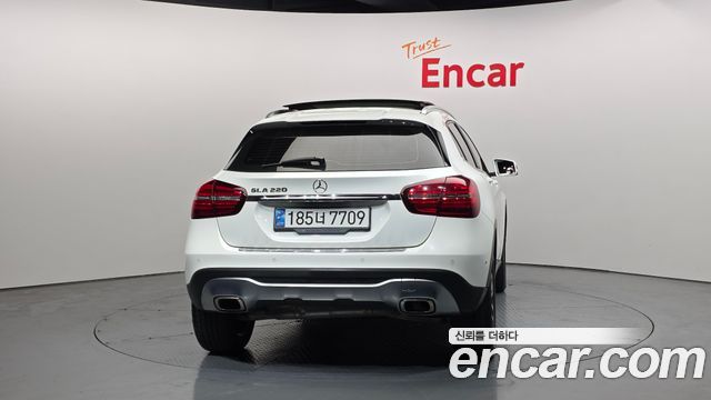Mercedes-Benz GLA-Class GLA220