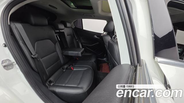 Mercedes-Benz GLA-Class GLA220