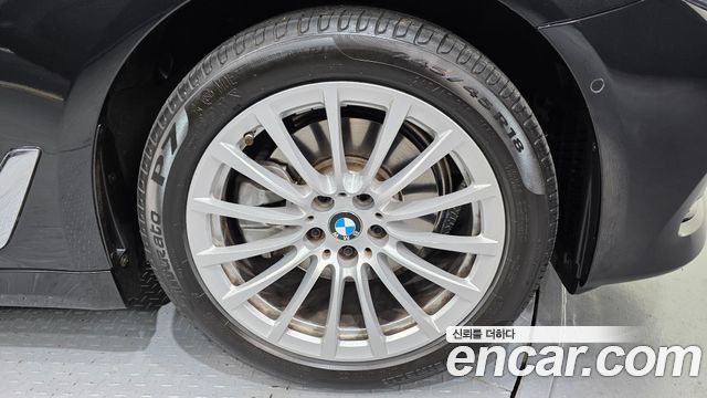 BMW 5-Series 520i Luxury