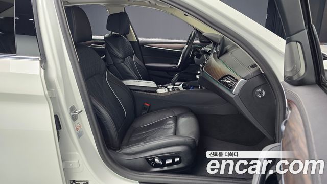 BMW 5-Series 530i xDrive Luxury