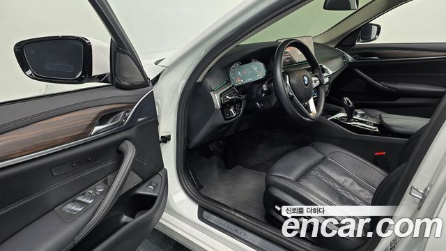 BMW 5-Series 530i xDrive Luxury
