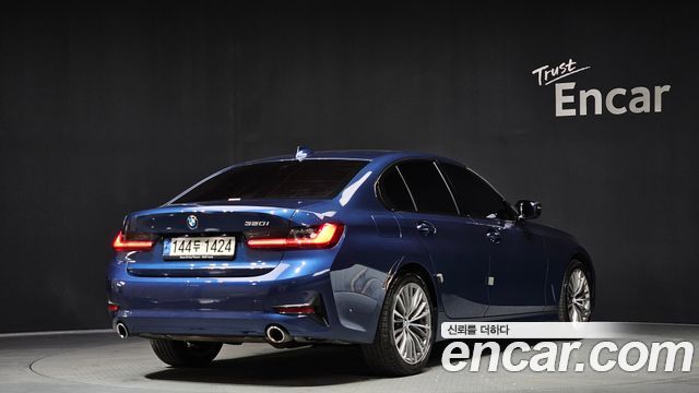 BMW 3-Series 320i Luxury