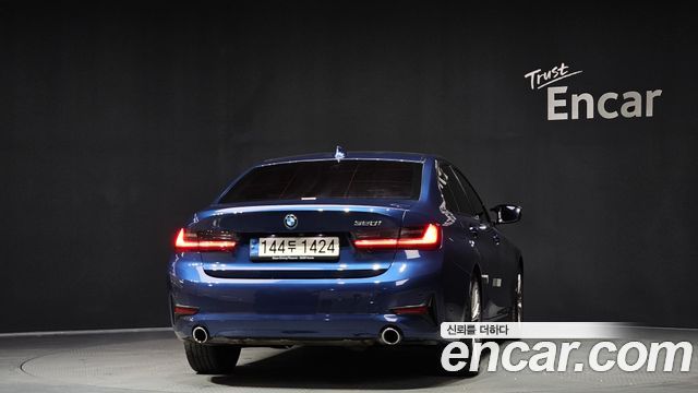 BMW 3-Series 320i Luxury