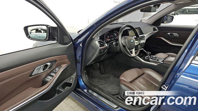 BMW 3-Series 320i Luxury