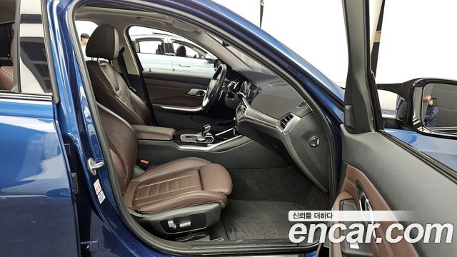 BMW 3-Series 320i Luxury
